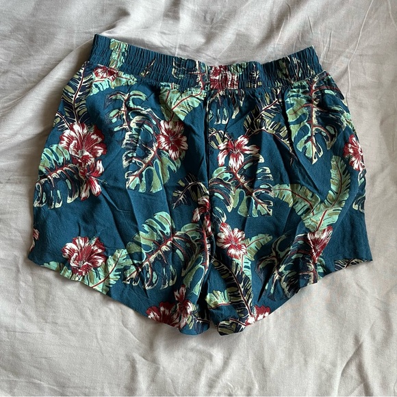 Aritzia Wilfred Free tropical floral shorts - Picture 3 of 5